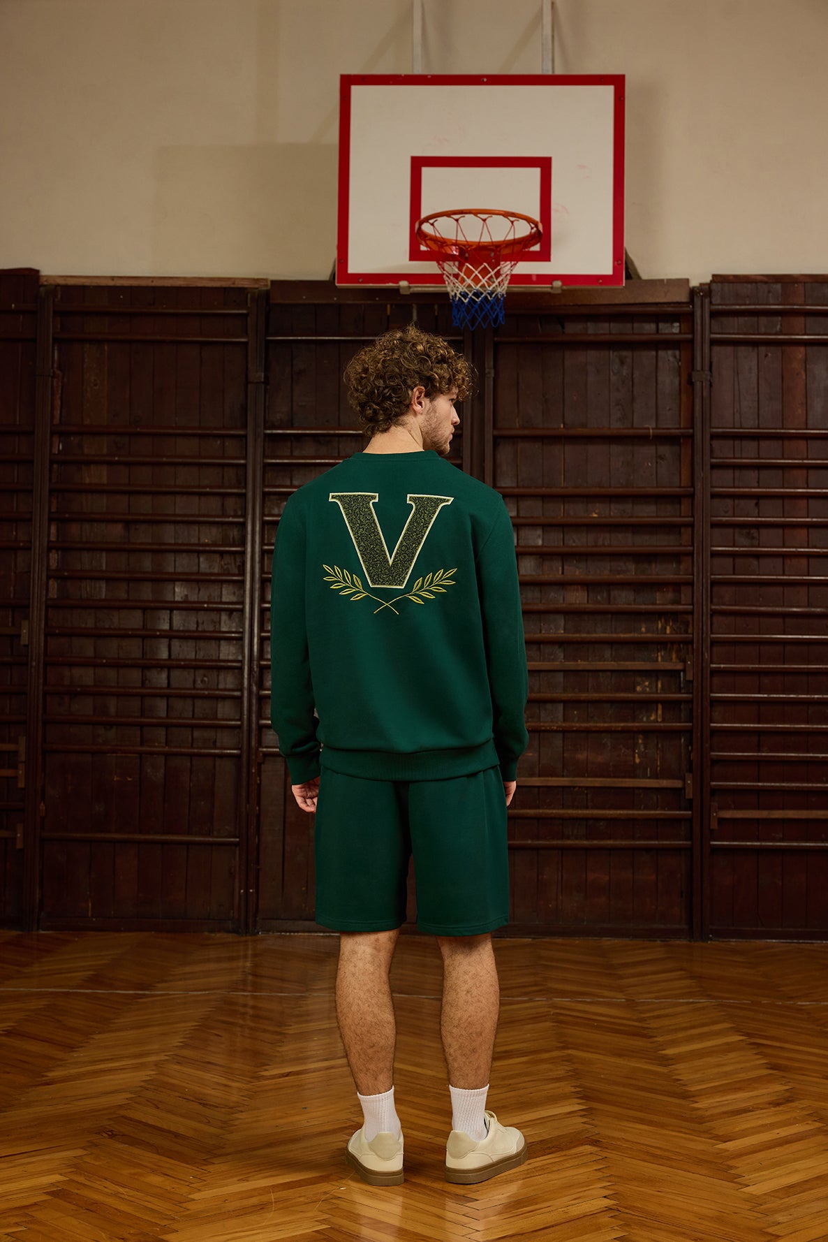 Urban Flow Yeşil Sweatshirt, doğadan ilham alan renk tonuyla stilinize enerji katarken, rahat kalıbı sayesinde gün boyu konfor sunar. Hafif oversize kesimi ve yumuşak dokulu kumaşıyla hem evde hem dışarıda ideal bir parçadır. Göğüs kısmındaki ince “Ventitres” işlemeli detay, tasarıma sofistike bir dokunuş katar. Eşofman altı veya şortlarla kombinlenerek dinamik ve özgüvenli bir görünüm elde etmenizi sağlar. Şehirli erkeğin sportif şıklığını tamamlayan zamansız bir sweatshirt modelidir.