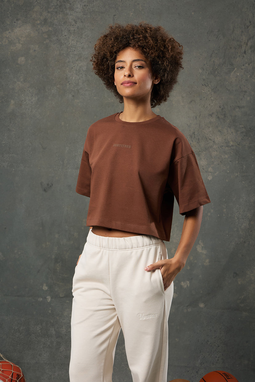 Urban Kahverengi Oversize Crop, rahat kesimi ve özgün rengiyle gardırobunuzun vazgeçilmez parçası olmaya aday. Oversize yapısı sayesinde hareket özgürlüğü sunarken, crop boy tasarımıyla modern ve enerjik bir stil yakalar. Günlük kullanımda konforu ve tarzı bir araya getiren bu parça, her kombine sıcak bir dokunuş katar.