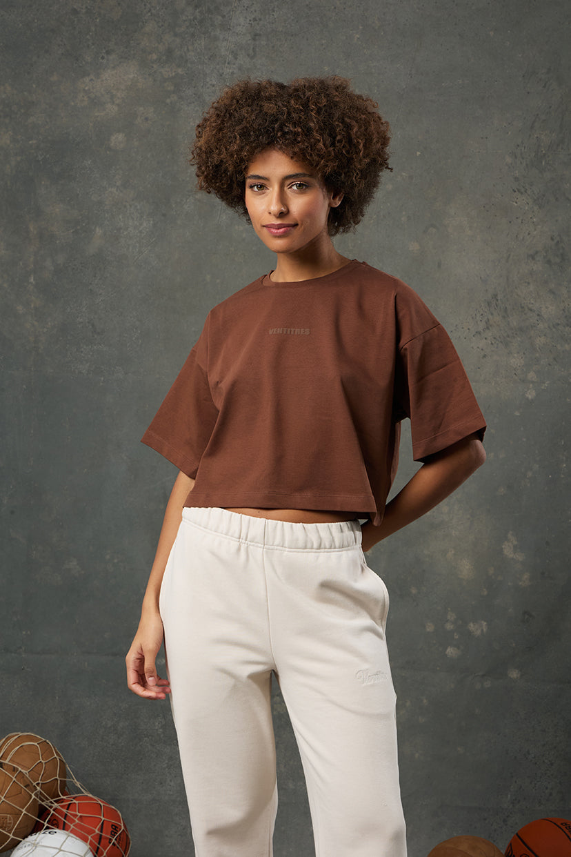 Urban Kahverengi Oversize Crop, rahat kesimi ve özgün rengiyle gardırobunuzun vazgeçilmez parçası olmaya aday. Oversize yapısı sayesinde hareket özgürlüğü sunarken, crop boy tasarımıyla modern ve enerjik bir stil yakalar. Günlük kullanımda konforu ve tarzı bir araya getiren bu parça, her kombine sıcak bir dokunuş katar.