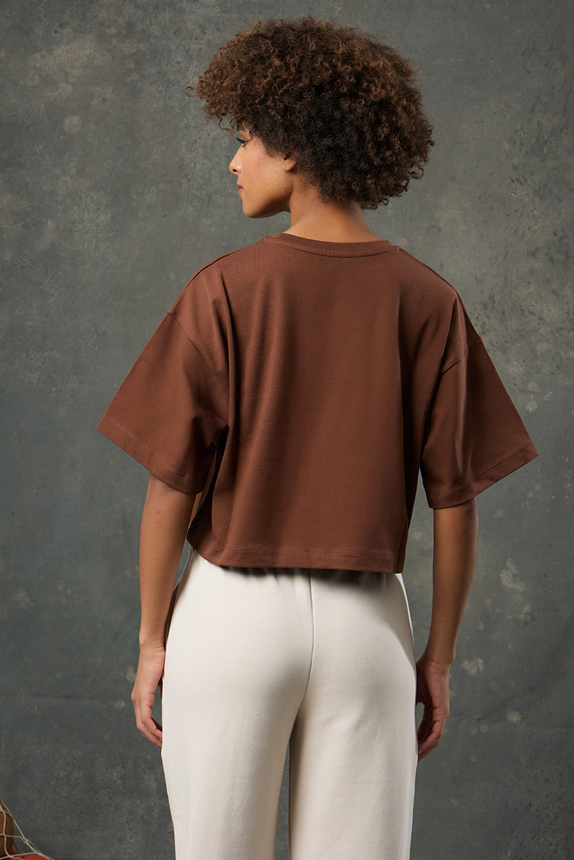 Urban Kahverengi Oversize Crop, rahat kesimi ve özgün rengiyle gardırobunuzun vazgeçilmez parçası olmaya aday. Oversize yapısı sayesinde hareket özgürlüğü sunarken, crop boy tasarımıyla modern ve enerjik bir stil yakalar. Günlük kullanımda konforu ve tarzı bir araya getiren bu parça, her kombine sıcak bir dokunuş katar.