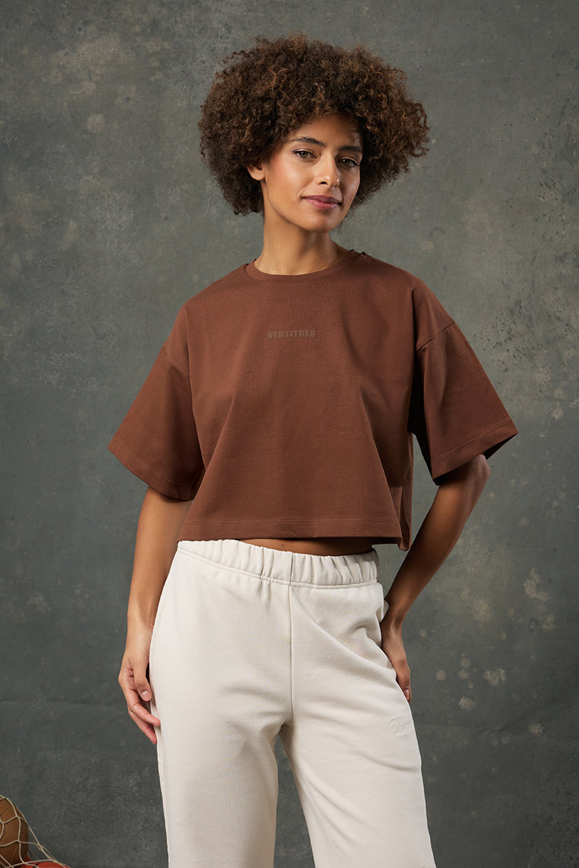 Urban Kahverengi Oversize Crop, rahat kesimi ve özgün rengiyle gardırobunuzun vazgeçilmez parçası olmaya aday. Oversize yapısı sayesinde hareket özgürlüğü sunarken, crop boy tasarımıyla modern ve enerjik bir stil yakalar. Günlük kullanımda konforu ve tarzı bir araya getiren bu parça, her kombine sıcak bir dokunuş katar.