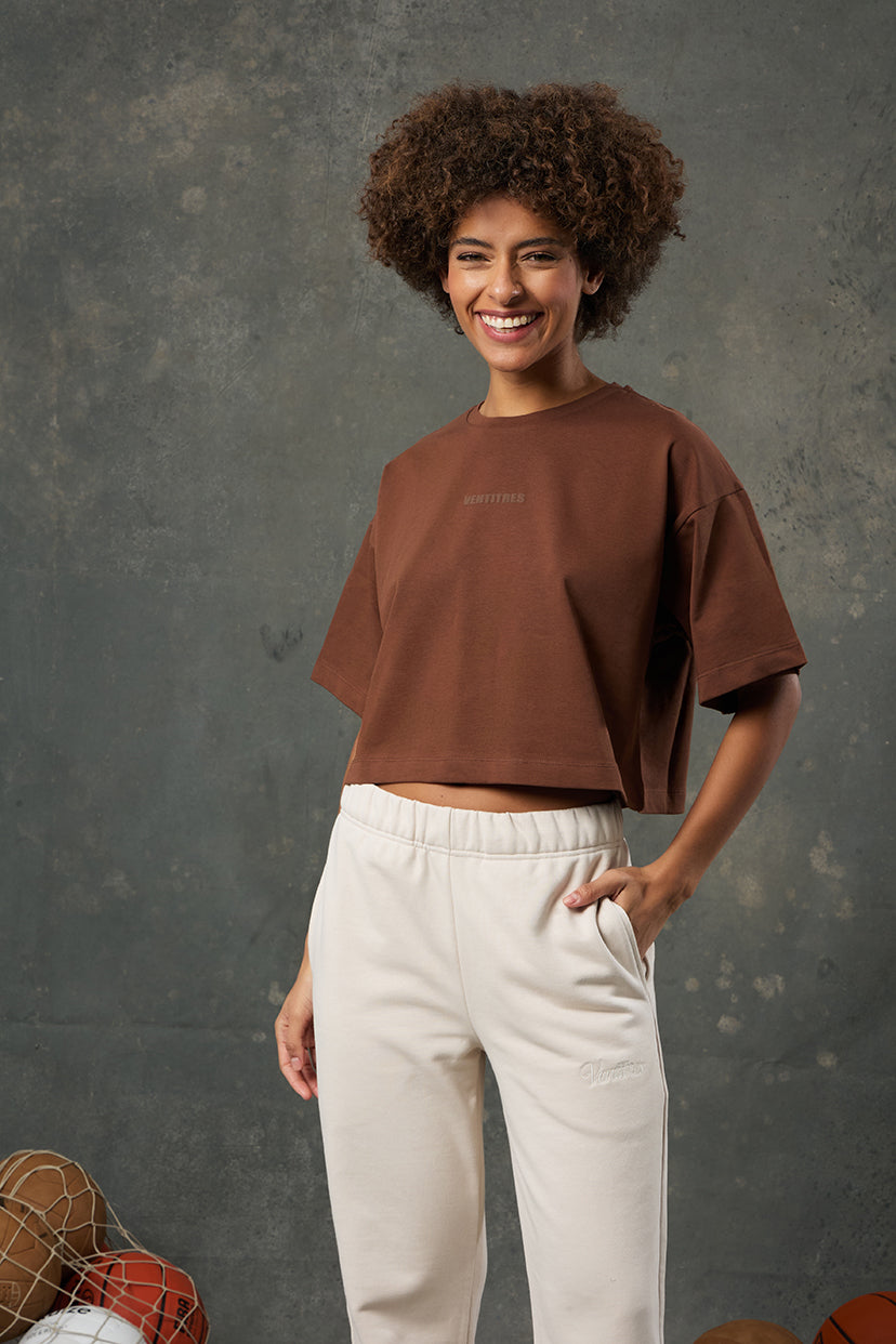Urban Kahverengi Oversize Crop, rahat kesimi ve özgün rengiyle gardırobunuzun vazgeçilmez parçası olmaya aday. Oversize yapısı sayesinde hareket özgürlüğü sunarken, crop boy tasarımıyla modern ve enerjik bir stil yakalar. Günlük kullanımda konforu ve tarzı bir araya getiren bu parça, her kombine sıcak bir dokunuş katar.