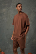 Urban Kahverengi Oversize T-Shirt, doğal ve toprak tonlarıyla şehir stiline sıcak bir dokunuş getirir. Oversize kesimi sayesinde gün boyu konforlu bir kullanım sunarken, modern duruşuyla sokak modasına uyum sağlar. Rahat yapısı ve sade görünümüyle gardırobun vazgeçilmez parçası olmaya adaydır.