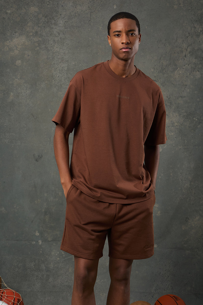 Urban Kahverengi Oversize T-Shirt, doğal ve toprak tonlarıyla şehir stiline sıcak bir dokunuş getirir. Oversize kesimi sayesinde gün boyu konforlu bir kullanım sunarken, modern duruşuyla sokak modasına uyum sağlar. Rahat yapısı ve sade görünümüyle gardırobun vazgeçilmez parçası olmaya adaydır.