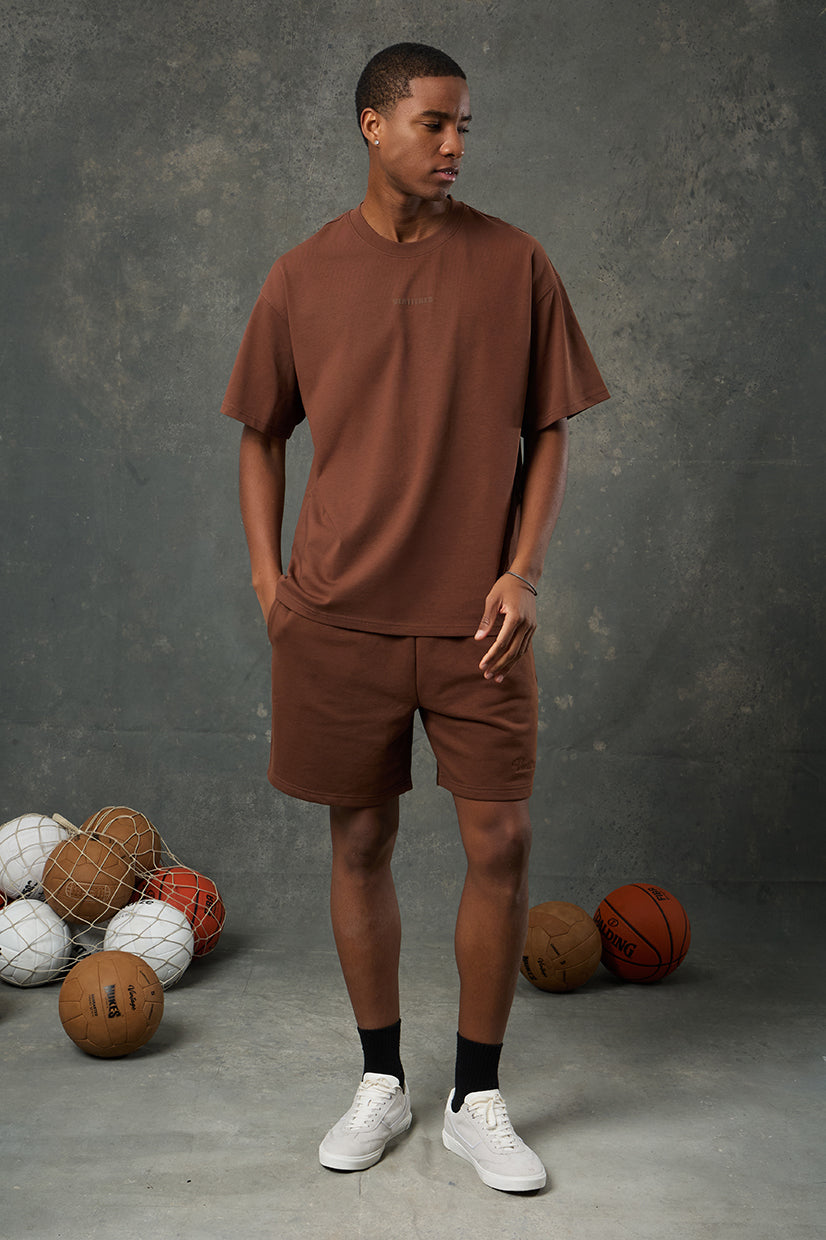 Urban Kahverengi Oversize T-Shirt, doğal ve toprak tonlarıyla şehir stiline sıcak bir dokunuş getirir. Oversize kesimi sayesinde gün boyu konforlu bir kullanım sunarken, modern duruşuyla sokak modasına uyum sağlar. Rahat yapısı ve sade görünümüyle gardırobun vazgeçilmez parçası olmaya adaydır.