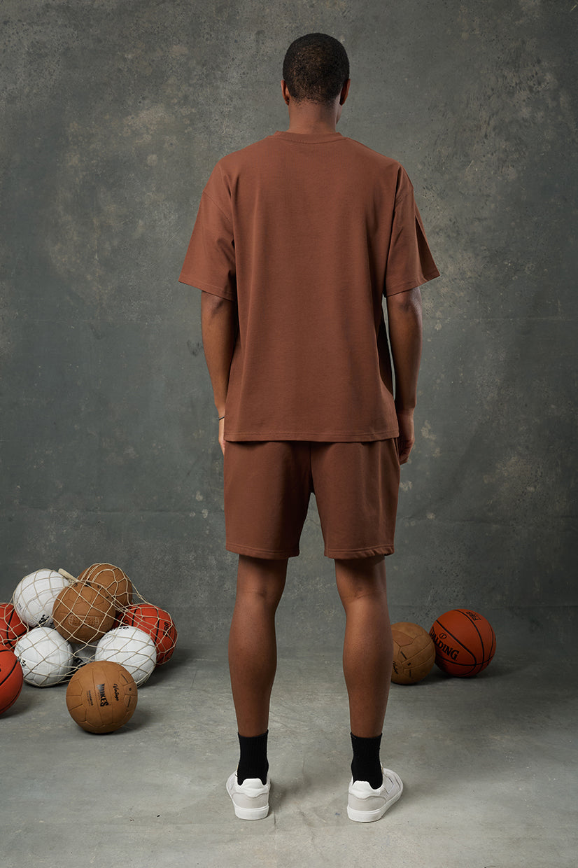 Urban Kahverengi Oversize T-Shirt, doğal ve toprak tonlarıyla şehir stiline sıcak bir dokunuş getirir. Oversize kesimi sayesinde gün boyu konforlu bir kullanım sunarken, modern duruşuyla sokak modasına uyum sağlar. Rahat yapısı ve sade görünümüyle gardırobun vazgeçilmez parçası olmaya adaydır.