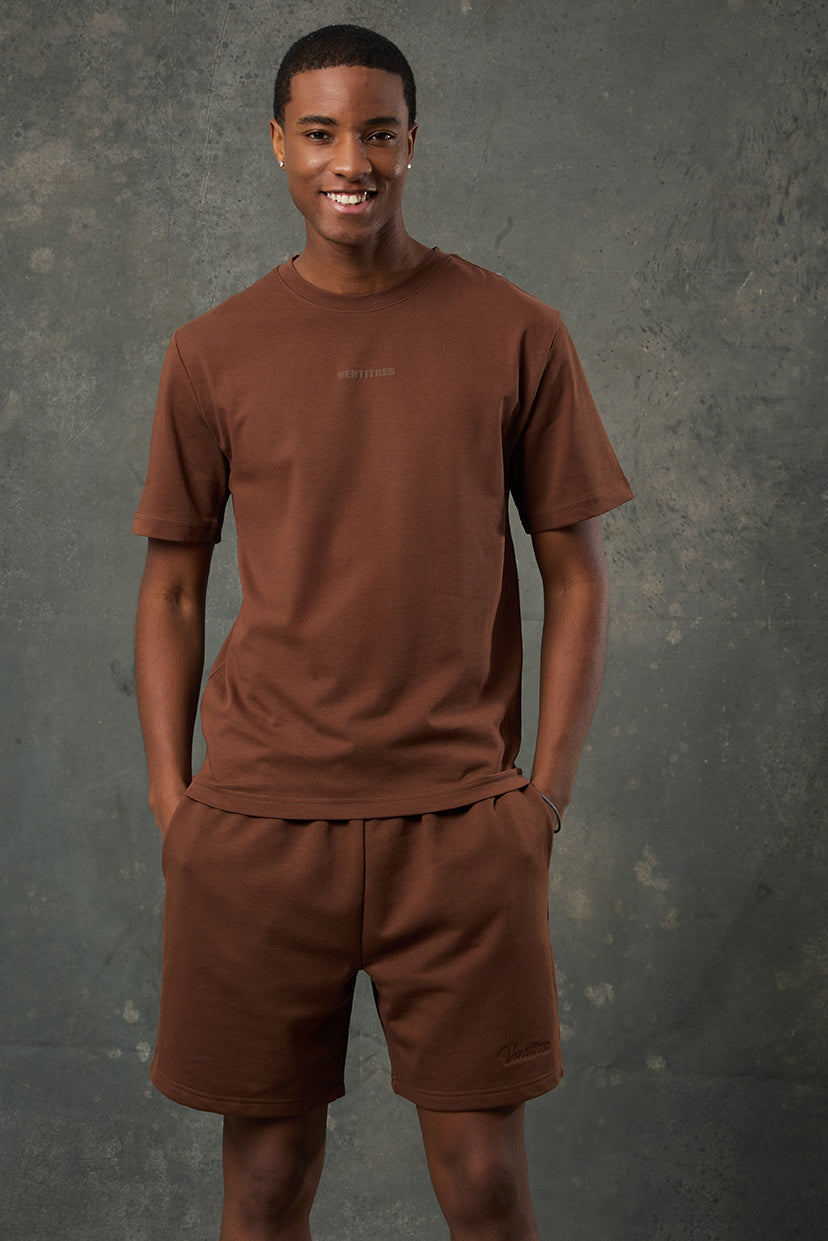 Urban Kahverengi Regular Fit T-Shirt, klasik kesimi ve sıcak toprak tonuyla hem konforlu hem de stil sahibi bir görünüm sunar. Günlük kombinlerin vazgeçilmez parçası olmaya aday bu parça, yumuşak kumaşıyla gün boyu rahatlık sağlar.