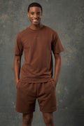 Urban Kahverengi Regular Fit T-Shirt, klasik kesimi ve sıcak toprak tonuyla hem konforlu hem de stil sahibi bir görünüm sunar. Günlük kombinlerin vazgeçilmez parçası olmaya aday bu parça, yumuşak kumaşıyla gün boyu rahatlık sağlar.