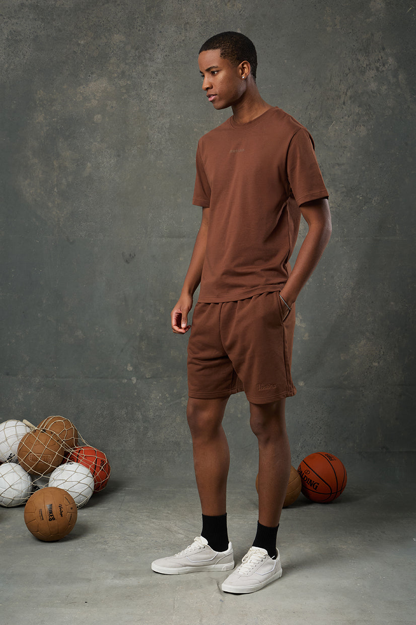 Urban Kahverengi Regular Fit T-Shirt, klasik kesimi ve sıcak toprak tonuyla hem konforlu hem de stil sahibi bir görünüm sunar. Günlük kombinlerin vazgeçilmez parçası olmaya aday bu parça, yumuşak kumaşıyla gün boyu rahatlık sağlar.