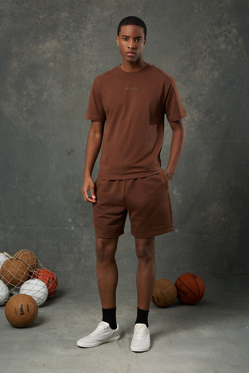 Urban Kahverengi Regular Fit T-Shirt, klasik kesimi ve sıcak toprak tonuyla hem konforlu hem de stil sahibi bir görünüm sunar. Günlük kombinlerin vazgeçilmez parçası olmaya aday bu parça, yumuşak kumaşıyla gün boyu rahatlık sağlar.
