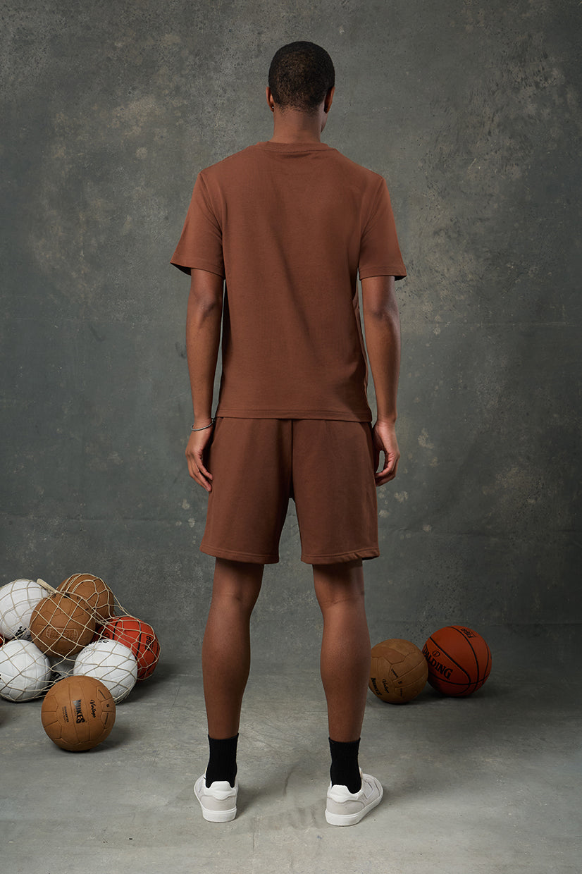 Urban Kahverengi Regular Fit T-Shirt, klasik kesimi ve sıcak toprak tonuyla hem konforlu hem de stil sahibi bir görünüm sunar. Günlük kombinlerin vazgeçilmez parçası olmaya aday bu parça, yumuşak kumaşıyla gün boyu rahatlık sağlar.