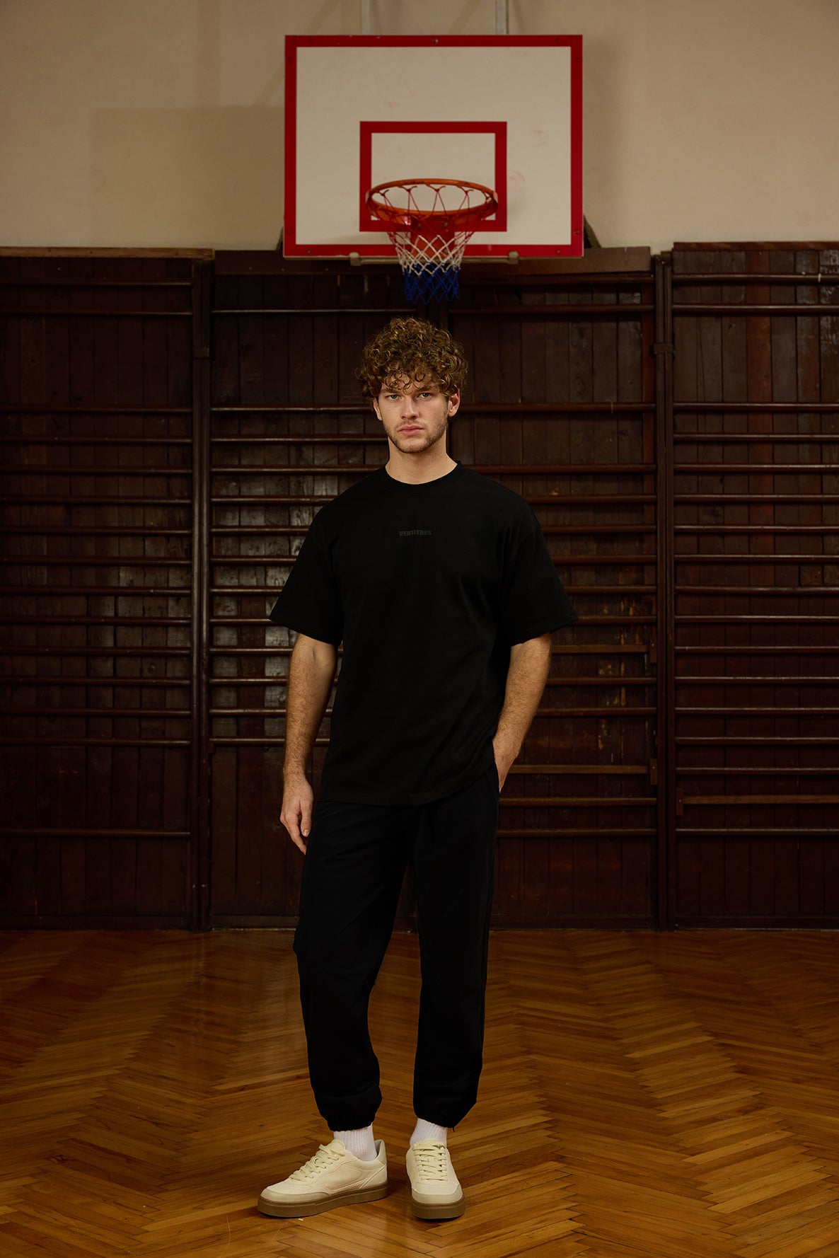 Urban Siyah Jogger, zamansız bir stil arayanlar için modern şehir hayatının vazgeçilmez parçası olarak öne çıkıyor. Minimalist çizgisi ve sade tasarımıyla her kombine kolayca uyum sağlayan bu jogger, hem şıklığı hem de konforu bir arada sunar. Elastik paçaları, bele oturan rahat kesimi ve yumuşak dokusu ile gün boyu hareket özgürlüğü sağlar. Siyah rengin güçlü ve zamansız etkisiyle günlük hayatta, seyahatlerde ya da spor sonrası dinlenme anlarında stilinizden ödün vermeden rahat edebilirsiniz.