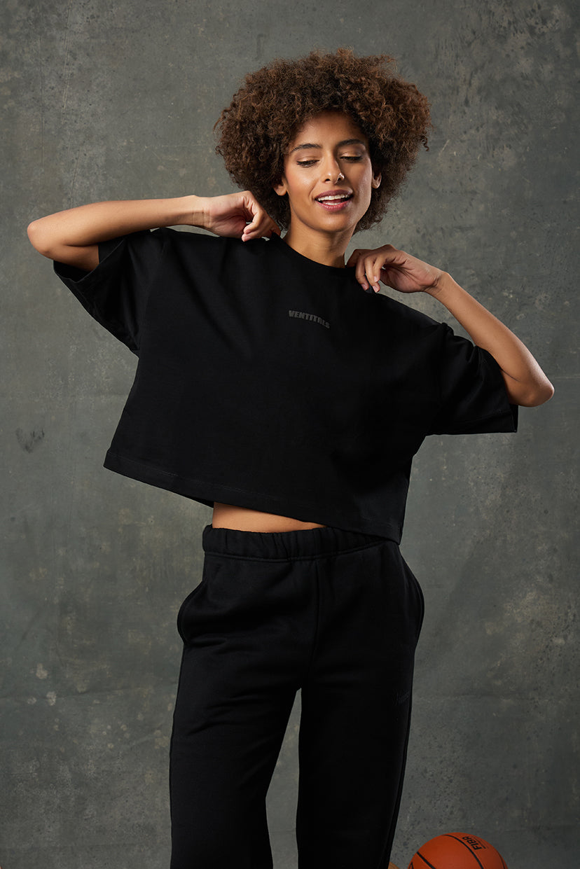 Urban Siyah Oversize Crop, rahat kalıbı ve kısa kesimiyle gün boyu konfor sunarken stilinizi modern bir dokunuşla tamamlar. Hafif yapılı kumaşı sayesinde yaz aylarında serin ve özgür bir hissiyat sağlar. Siyah rengiyle zamansız bir duruş sergileyen bu parça, günlük kombinlerinizin vazgeçilmezi olacak.