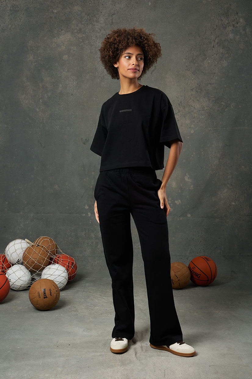 Urban Siyah Oversize Crop, rahat kalıbı ve kısa kesimiyle gün boyu konfor sunarken stilinizi modern bir dokunuşla tamamlar. Hafif yapılı kumaşı sayesinde yaz aylarında serin ve özgür bir hissiyat sağlar. Siyah rengiyle zamansız bir duruş sergileyen bu parça, günlük kombinlerinizin vazgeçilmezi olacak.