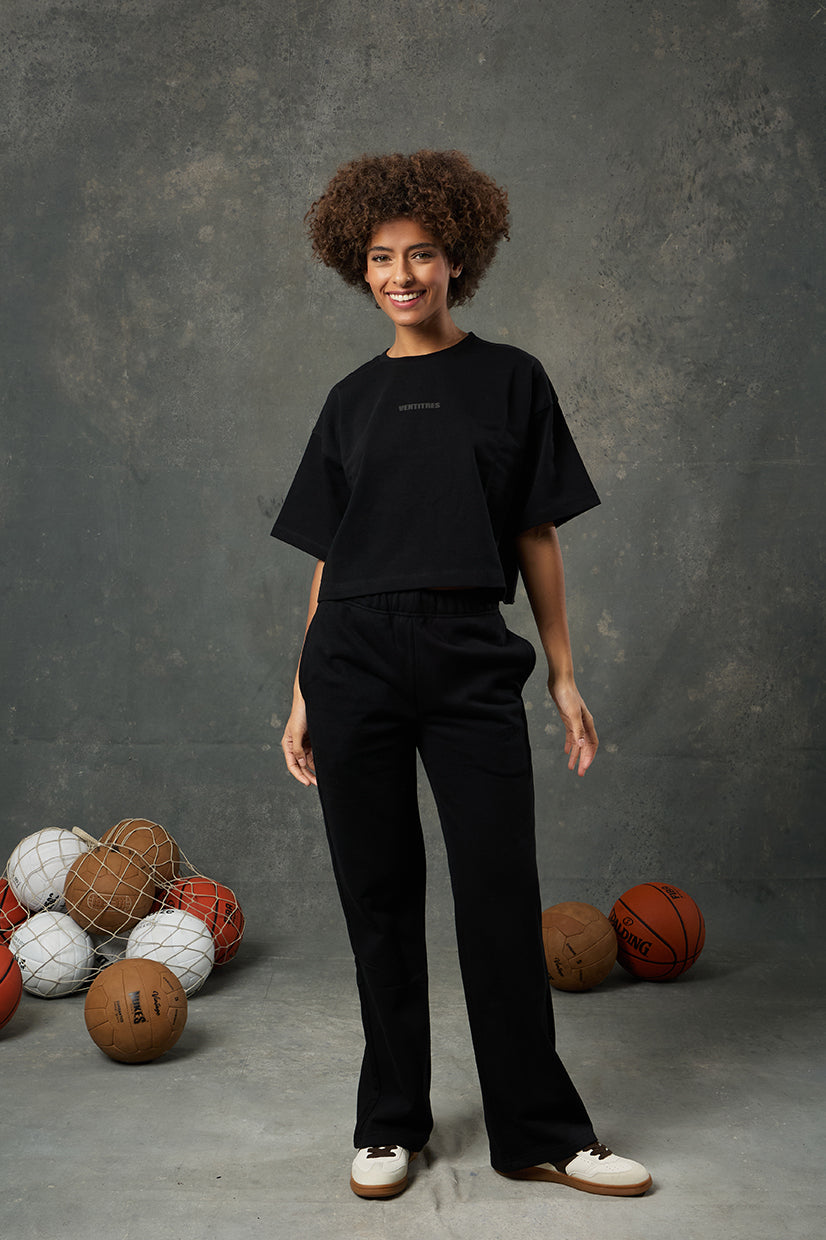 Urban Siyah Oversize Crop, rahat kalıbı ve kısa kesimiyle gün boyu konfor sunarken stilinizi modern bir dokunuşla tamamlar. Hafif yapılı kumaşı sayesinde yaz aylarında serin ve özgür bir hissiyat sağlar. Siyah rengiyle zamansız bir duruş sergileyen bu parça, günlük kombinlerinizin vazgeçilmezi olacak.