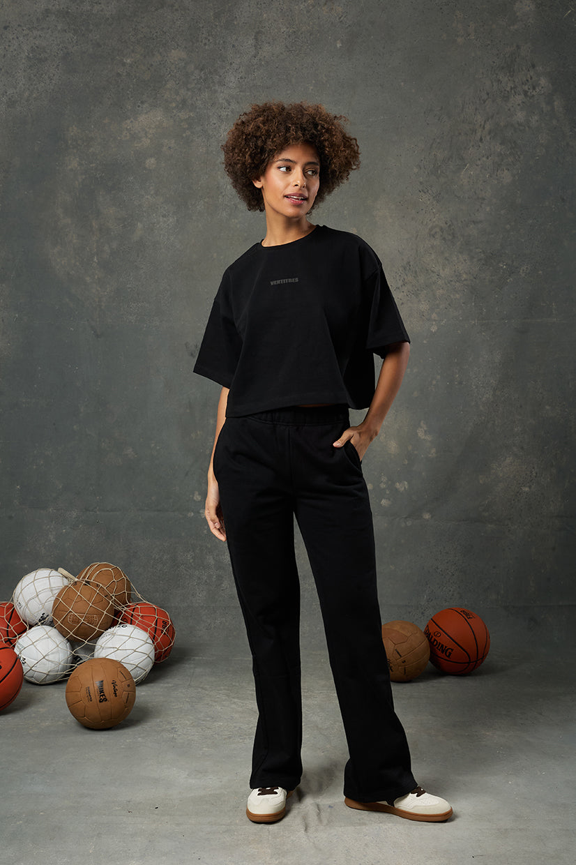 Urban Siyah Oversize Crop, rahat kalıbı ve kısa kesimiyle gün boyu konfor sunarken stilinizi modern bir dokunuşla tamamlar. Hafif yapılı kumaşı sayesinde yaz aylarında serin ve özgür bir hissiyat sağlar. Siyah rengiyle zamansız bir duruş sergileyen bu parça, günlük kombinlerinizin vazgeçilmezi olacak.