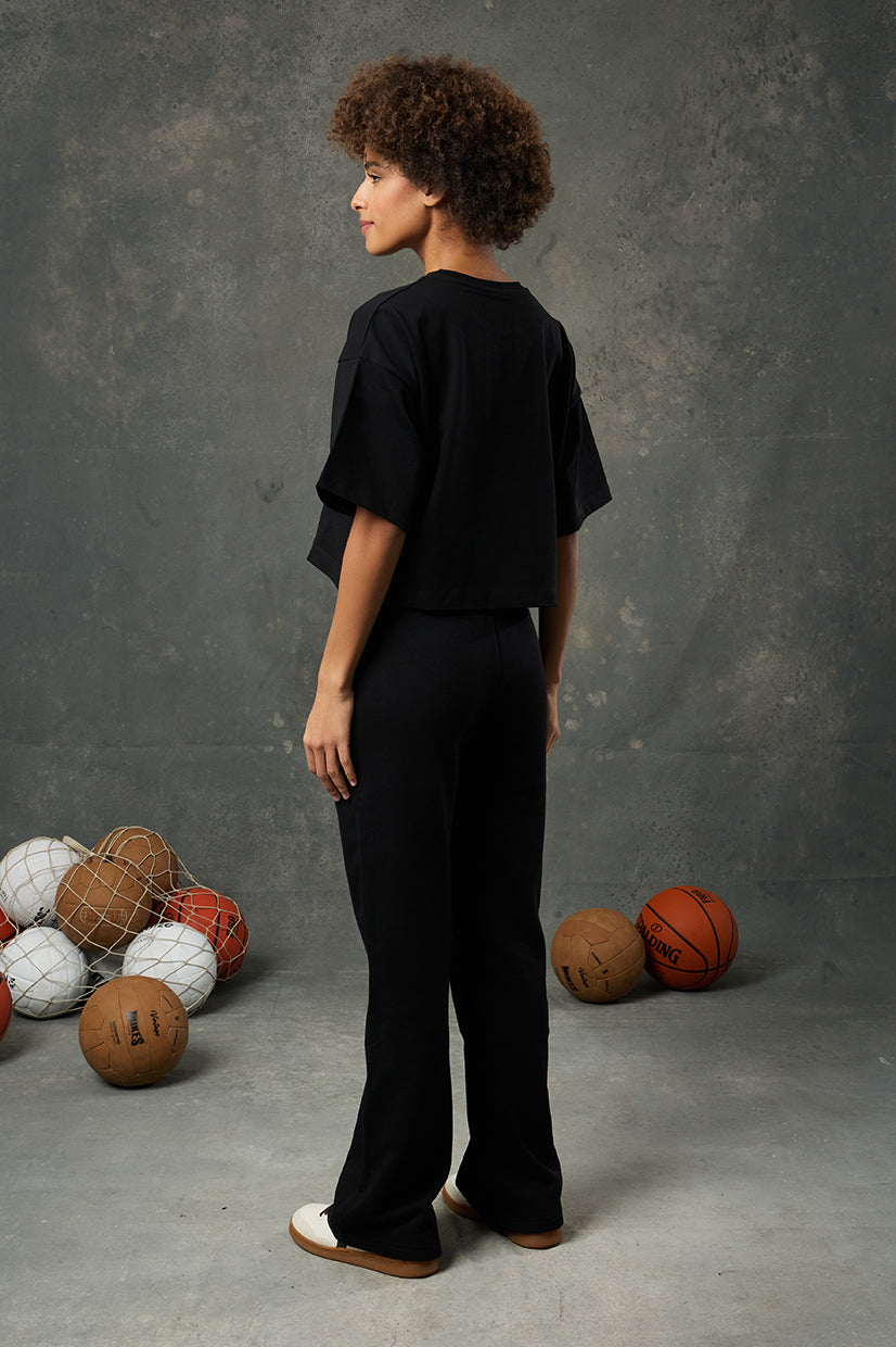 Urban Siyah Oversize Crop, rahat kalıbı ve kısa kesimiyle gün boyu konfor sunarken stilinizi modern bir dokunuşla tamamlar. Hafif yapılı kumaşı sayesinde yaz aylarında serin ve özgür bir hissiyat sağlar. Siyah rengiyle zamansız bir duruş sergileyen bu parça, günlük kombinlerinizin vazgeçilmezi olacak.