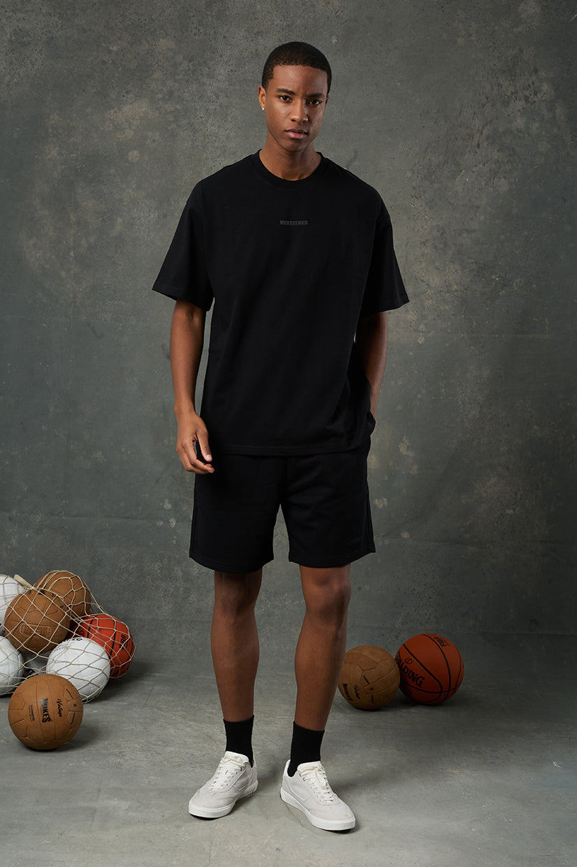 Urban Siyah Oversize T-Shirt, minimal tarzı cesur bir duruşla buluşturan zamansız bir parçadır. Oversize kesimi sayesinde gün boyu rahatlık sunarken, sade siyah tonu her stil ile uyum sağlar. Yumuşak dokulu kumaşı sayesinde ciltle temasında konfor hissi yaratır.