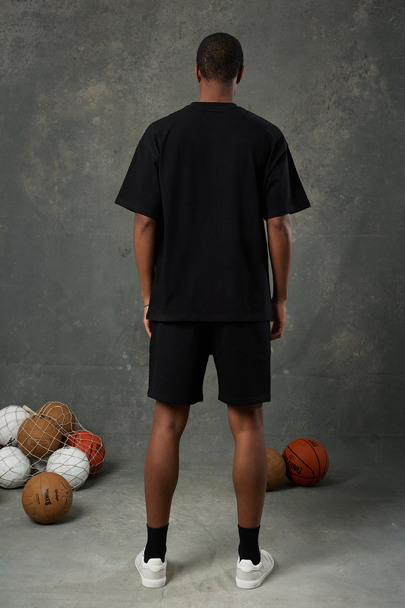 Urban Siyah Oversize T-Shirt, minimal tarzı cesur bir duruşla buluşturan zamansız bir parçadır. Oversize kesimi sayesinde gün boyu rahatlık sunarken, sade siyah tonu her stil ile uyum sağlar. Yumuşak dokulu kumaşı sayesinde ciltle temasında konfor hissi yaratır.