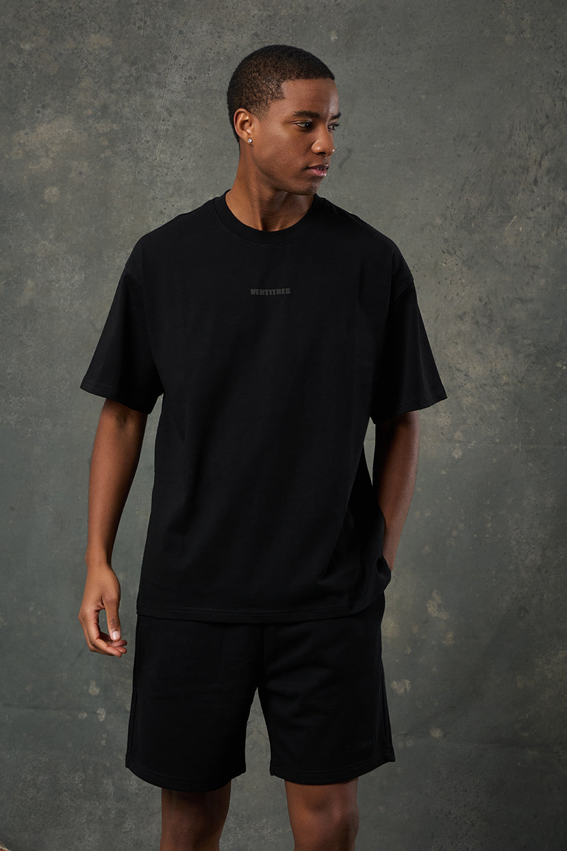 Urban Siyah Oversize T-Shirt, minimal tarzı cesur bir duruşla buluşturan zamansız bir parçadır. Oversize kesimi sayesinde gün boyu rahatlık sunarken, sade siyah tonu her stil ile uyum sağlar. Yumuşak dokulu kumaşı sayesinde ciltle temasında konfor hissi yaratır.