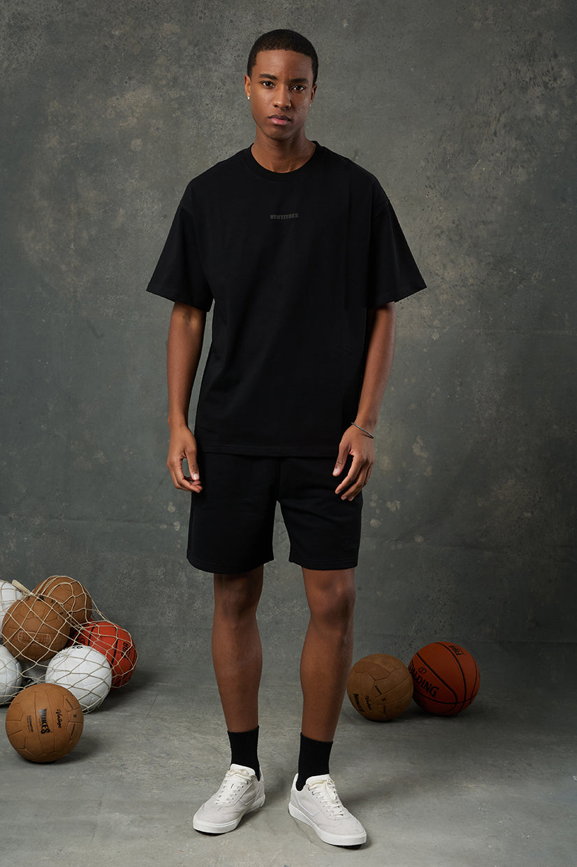 Urban Siyah Oversize T-Shirt, minimal tarzı cesur bir duruşla buluşturan zamansız bir parçadır. Oversize kesimi sayesinde gün boyu rahatlık sunarken, sade siyah tonu her stil ile uyum sağlar. Yumuşak dokulu kumaşı sayesinde ciltle temasında konfor hissi yaratır.