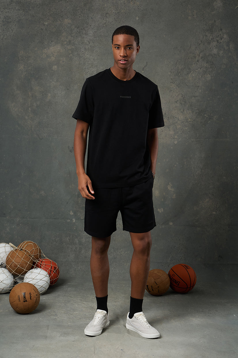 Urban Siyah Regular Fit T-Shirt, zamansız rengiyle stilinizi tamamlayan joker parçalardan biri. Yumuşak kumaşı ve rahat kesimiyle hem spor hem günlük kombinlerde konforlu ve şık bir tercih sunar.
