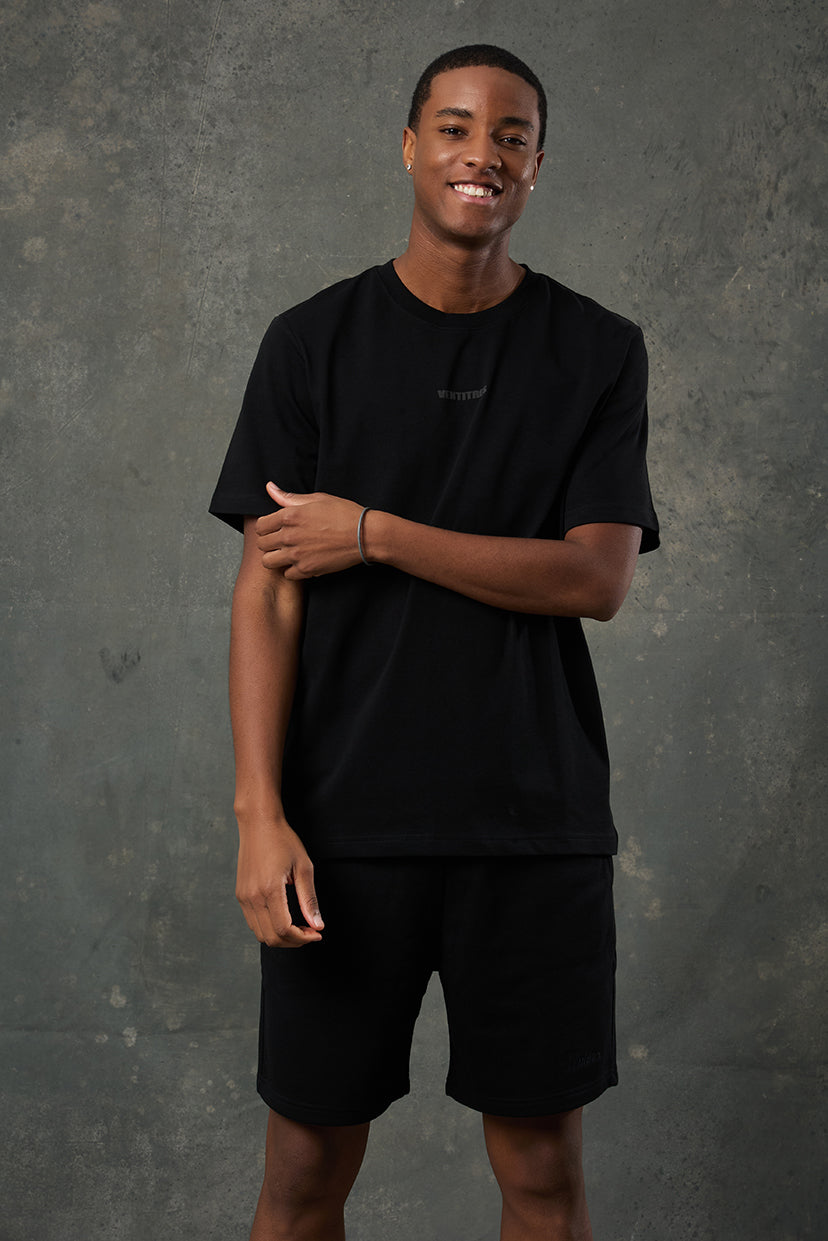 Urban Siyah Regular Fit T-Shirt, zamansız rengiyle stilinizi tamamlayan joker parçalardan biri. Yumuşak kumaşı ve rahat kesimiyle hem spor hem günlük kombinlerde konforlu ve şık bir tercih sunar.
