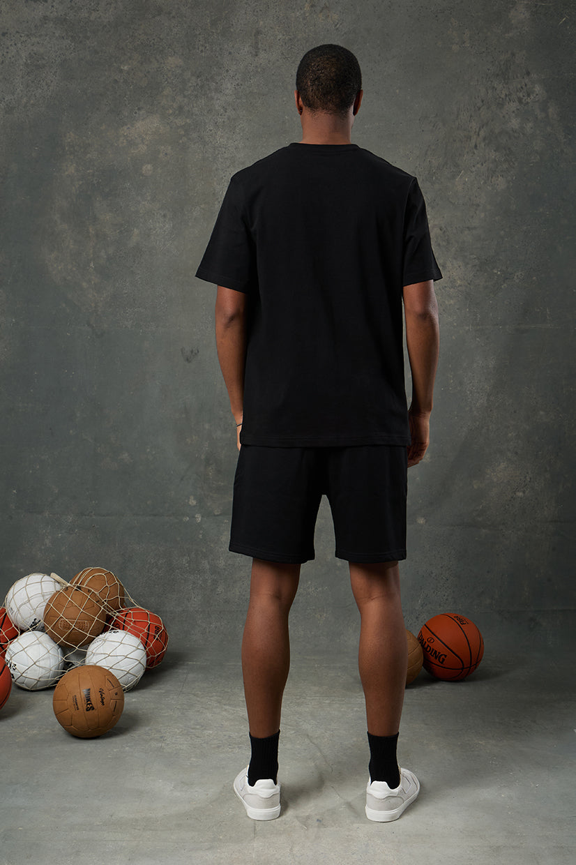 Urban Siyah Regular Fit T-Shirt, zamansız rengiyle stilinizi tamamlayan joker parçalardan biri. Yumuşak kumaşı ve rahat kesimiyle hem spor hem günlük kombinlerde konforlu ve şık bir tercih sunar.