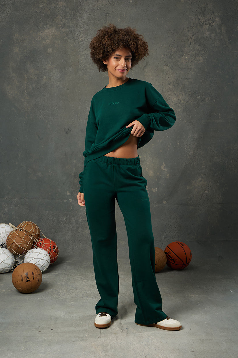 Urban Yeşil Kadın Sweatshirt, enerjik ve modern çizgisiyle günlük giyiminize fark katmak için tasarlandı. Canlı yeşil tonu ile stilinize taze bir soluk getirirken, oversize kesimi ve yumuşak kumaşı sayesinde maksimum konfor sunar. Minimal logosu ve sade tasarımı, bu sweatshirt’ü hem şehir sokaklarında hem de evde kullanım için ideal hale getirir. Günlük kombinlerin vazgeçilmezi olacak bu parça, rahatlığı ve şıklığı bir arada arayanlar için sezonun favori tercihlerinden biri olmaya adaydır.