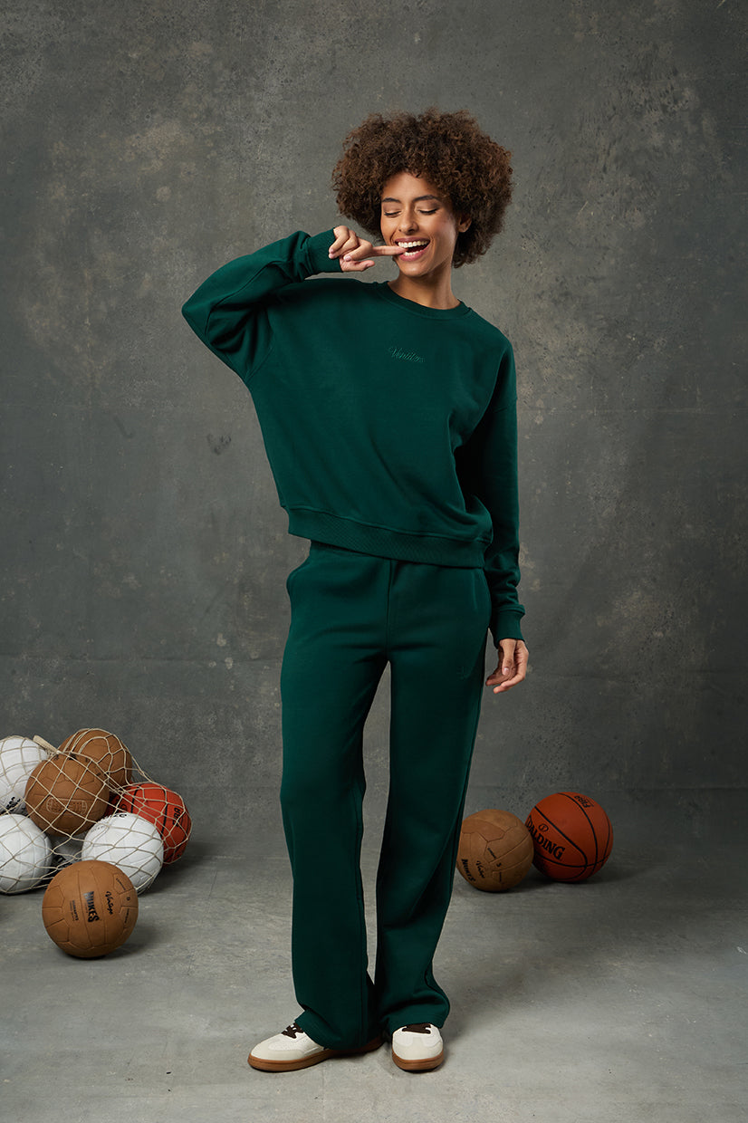 Urban Yeşil Kadın Sweatshirt, enerjik ve modern çizgisiyle günlük giyiminize fark katmak için tasarlandı. Canlı yeşil tonu ile stilinize taze bir soluk getirirken, oversize kesimi ve yumuşak kumaşı sayesinde maksimum konfor sunar. Minimal logosu ve sade tasarımı, bu sweatshirt’ü hem şehir sokaklarında hem de evde kullanım için ideal hale getirir. Günlük kombinlerin vazgeçilmezi olacak bu parça, rahatlığı ve şıklığı bir arada arayanlar için sezonun favori tercihlerinden biri olmaya adaydır.