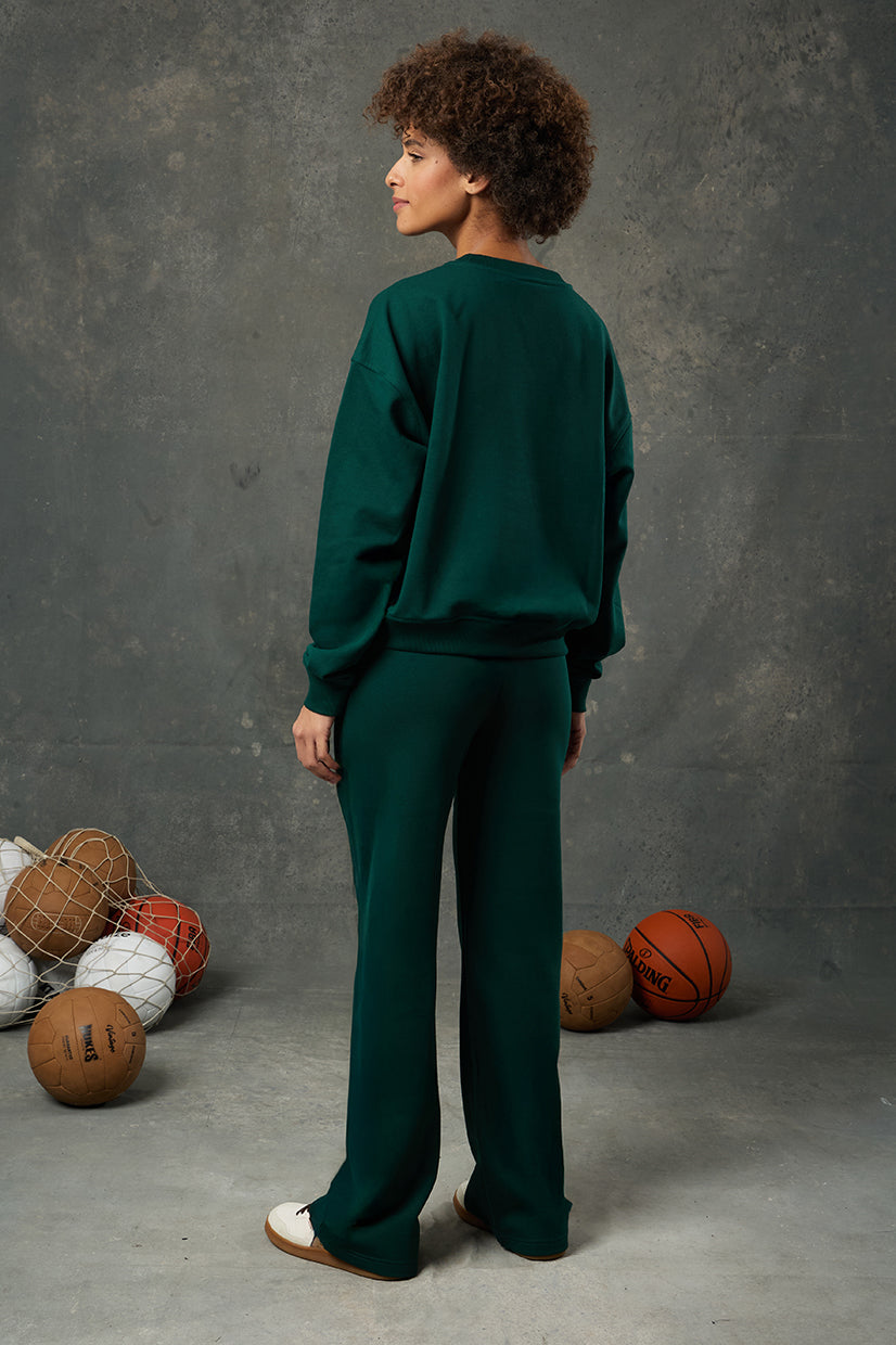 Urban Yeşil Kadın Sweatshirt, enerjik ve modern çizgisiyle günlük giyiminize fark katmak için tasarlandı. Canlı yeşil tonu ile stilinize taze bir soluk getirirken, oversize kesimi ve yumuşak kumaşı sayesinde maksimum konfor sunar. Minimal logosu ve sade tasarımı, bu sweatshirt’ü hem şehir sokaklarında hem de evde kullanım için ideal hale getirir. Günlük kombinlerin vazgeçilmezi olacak bu parça, rahatlığı ve şıklığı bir arada arayanlar için sezonun favori tercihlerinden biri olmaya adaydır.