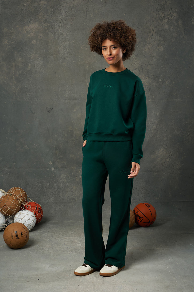 Urban Yeşil Kadın Sweatshirt, enerjik ve modern çizgisiyle günlük giyiminize fark katmak için tasarlandı. Canlı yeşil tonu ile stilinize taze bir soluk getirirken, oversize kesimi ve yumuşak kumaşı sayesinde maksimum konfor sunar. Minimal logosu ve sade tasarımı, bu sweatshirt’ü hem şehir sokaklarında hem de evde kullanım için ideal hale getirir. Günlük kombinlerin vazgeçilmezi olacak bu parça, rahatlığı ve şıklığı bir arada arayanlar için sezonun favori tercihlerinden biri olmaya adaydır.