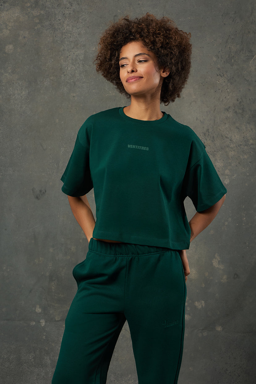 Urban Yeşil Oversize Crop, rahat kalıbı ve doğal tonu ile enerjik ve dinamik bir stil sunar. Oversize formu sayesinde hareket özgürlüğü sağlarken kısa kesimiyle modern bir görünüm kazandırır. Yumuşak dokusu ve nefes alabilen kumaşıyla yaz aylarında konforlu bir deneyim sunar.