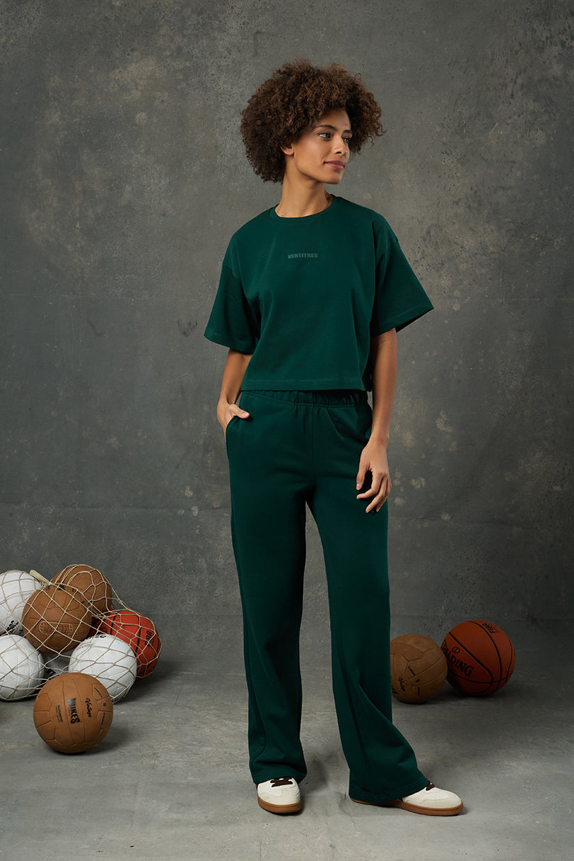Urban Yeşil Oversize Crop, rahat kalıbı ve doğal tonu ile enerjik ve dinamik bir stil sunar. Oversize formu sayesinde hareket özgürlüğü sağlarken kısa kesimiyle modern bir görünüm kazandırır. Yumuşak dokusu ve nefes alabilen kumaşıyla yaz aylarında konforlu bir deneyim sunar.