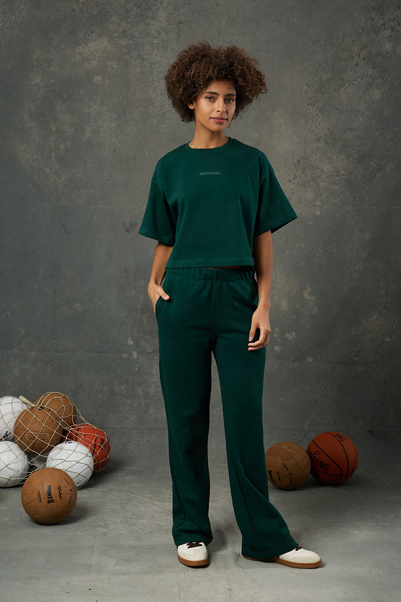 Urban Yeşil Oversize Crop, rahat kalıbı ve doğal tonu ile enerjik ve dinamik bir stil sunar. Oversize formu sayesinde hareket özgürlüğü sağlarken kısa kesimiyle modern bir görünüm kazandırır. Yumuşak dokusu ve nefes alabilen kumaşıyla yaz aylarında konforlu bir deneyim sunar.