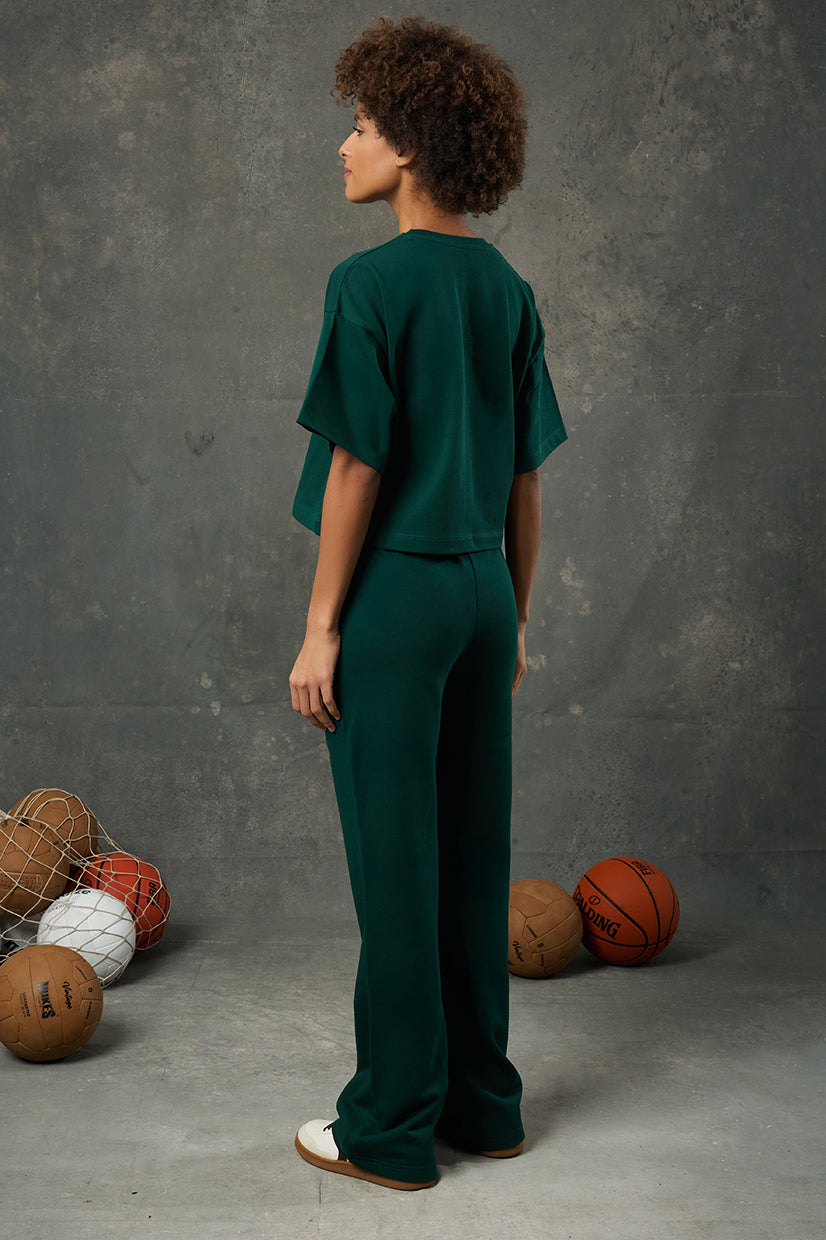 Urban Yeşil Oversize Crop, rahat kalıbı ve doğal tonu ile enerjik ve dinamik bir stil sunar. Oversize formu sayesinde hareket özgürlüğü sağlarken kısa kesimiyle modern bir görünüm kazandırır. Yumuşak dokusu ve nefes alabilen kumaşıyla yaz aylarında konforlu bir deneyim sunar.