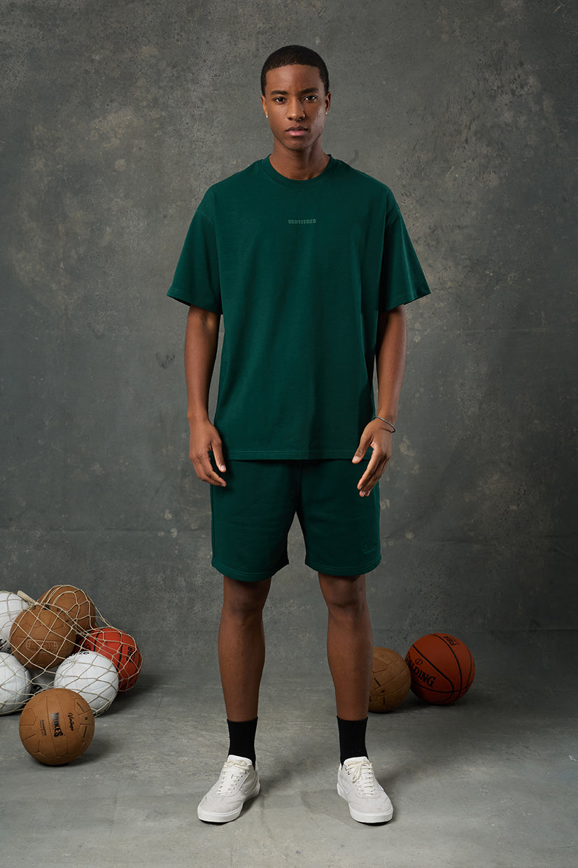 Urban Yeşil Oversize T-Shirt, doğal tonların modern kesimle buluştuğu şık ve rahat bir parçadır. Oversize formu ile gün boyu konfor sunarken, yeşilin dingin enerjisi ile stilinize özgün bir hava katar. Yumuşak kumaş dokusu, hareket özgürlüğü sağlar ve hafif yapısıyla öne çıkar.