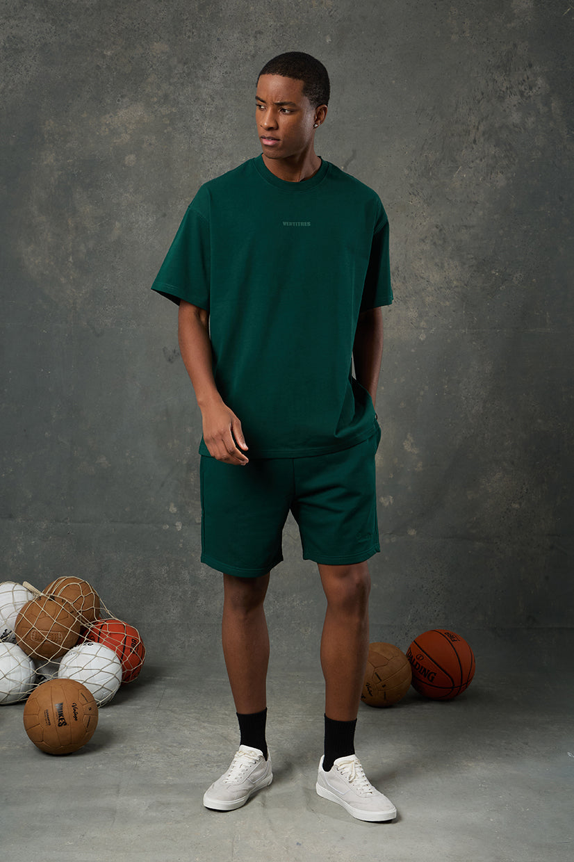 Urban Yeşil Oversize T-Shirt, doğal tonların modern kesimle buluştuğu şık ve rahat bir parçadır. Oversize formu ile gün boyu konfor sunarken, yeşilin dingin enerjisi ile stilinize özgün bir hava katar. Yumuşak kumaş dokusu, hareket özgürlüğü sağlar ve hafif yapısıyla öne çıkar.