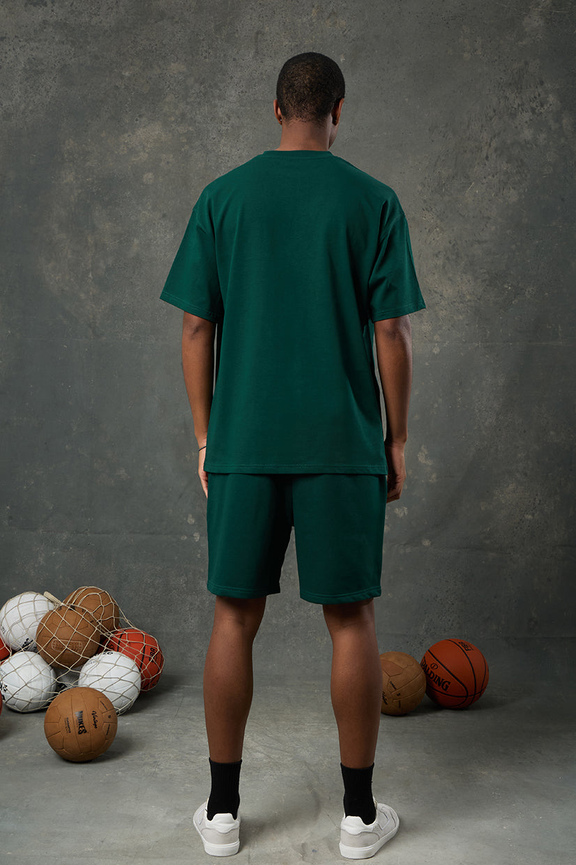 Urban Yeşil Oversize T-Shirt, doğal tonların modern kesimle buluştuğu şık ve rahat bir parçadır. Oversize formu ile gün boyu konfor sunarken, yeşilin dingin enerjisi ile stilinize özgün bir hava katar. Yumuşak kumaş dokusu, hareket özgürlüğü sağlar ve hafif yapısıyla öne çıkar.