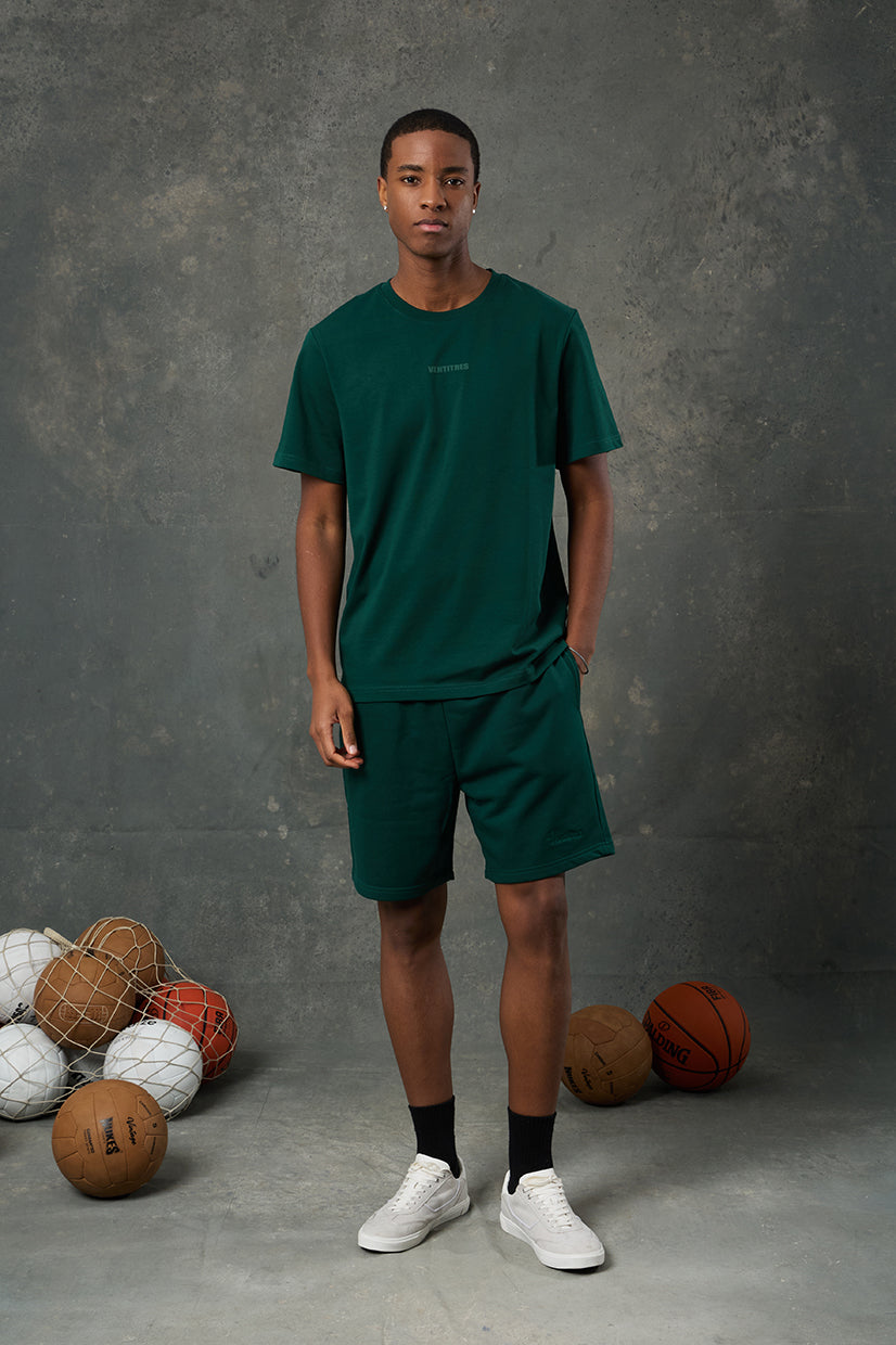Urban Yeşil Regular Fit T-Shirt, enerjik rengi ve sade tasarımıyla günlük stilinize dinamik bir dokunuş katar. Rahat kalıbı ve yumuşak dokusu sayesinde gün boyu konfor sunarken, şıklığınızdan da ödün vermez.