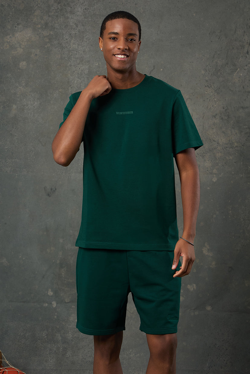 Urban Yeşil Regular Fit T-Shirt, enerjik rengi ve sade tasarımıyla günlük stilinize dinamik bir dokunuş katar. Rahat kalıbı ve yumuşak dokusu sayesinde gün boyu konfor sunarken, şıklığınızdan da ödün vermez.