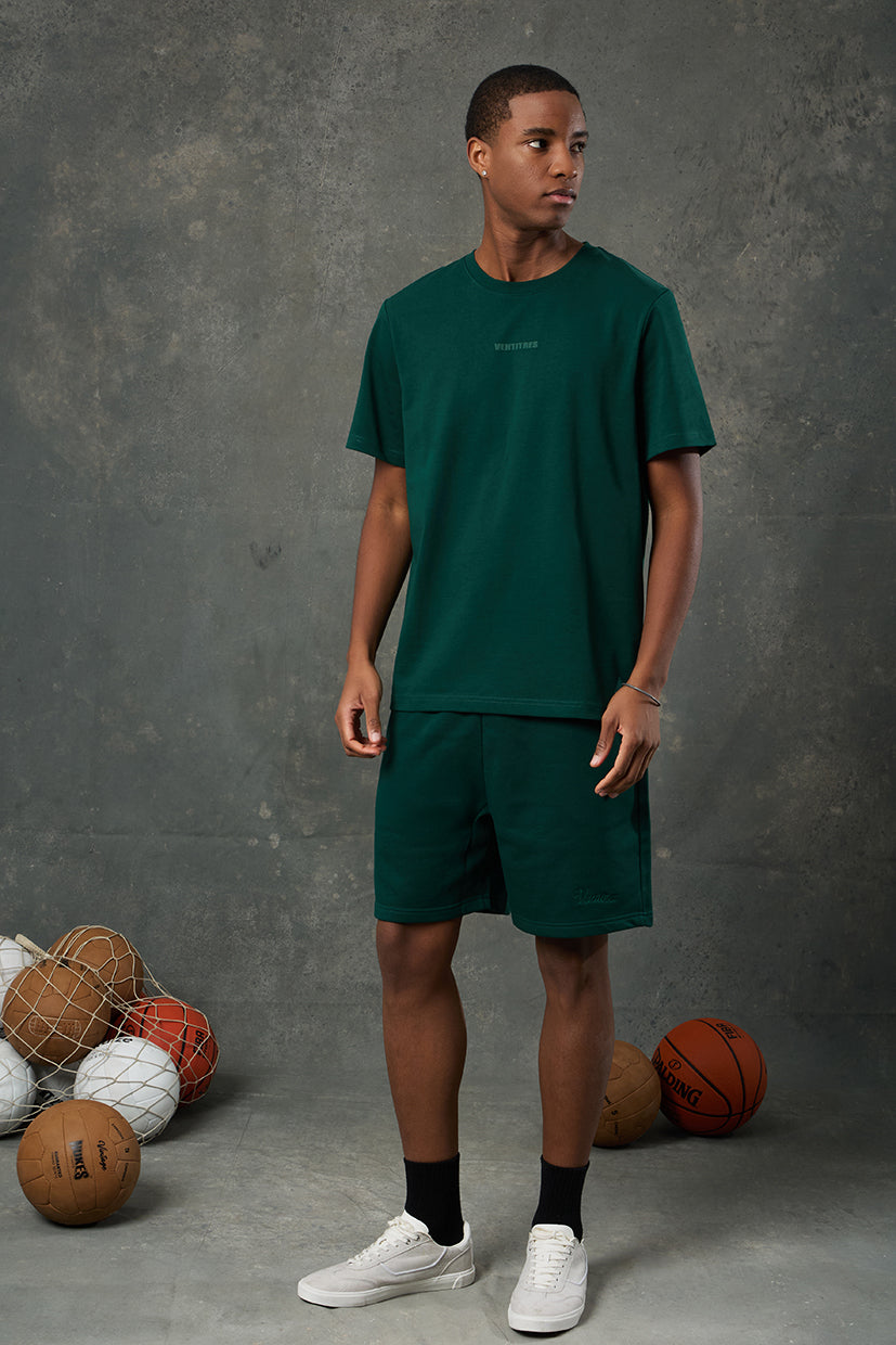 Urban Yeşil Regular Fit T-Shirt, enerjik rengi ve sade tasarımıyla günlük stilinize dinamik bir dokunuş katar. Rahat kalıbı ve yumuşak dokusu sayesinde gün boyu konfor sunarken, şıklığınızdan da ödün vermez.