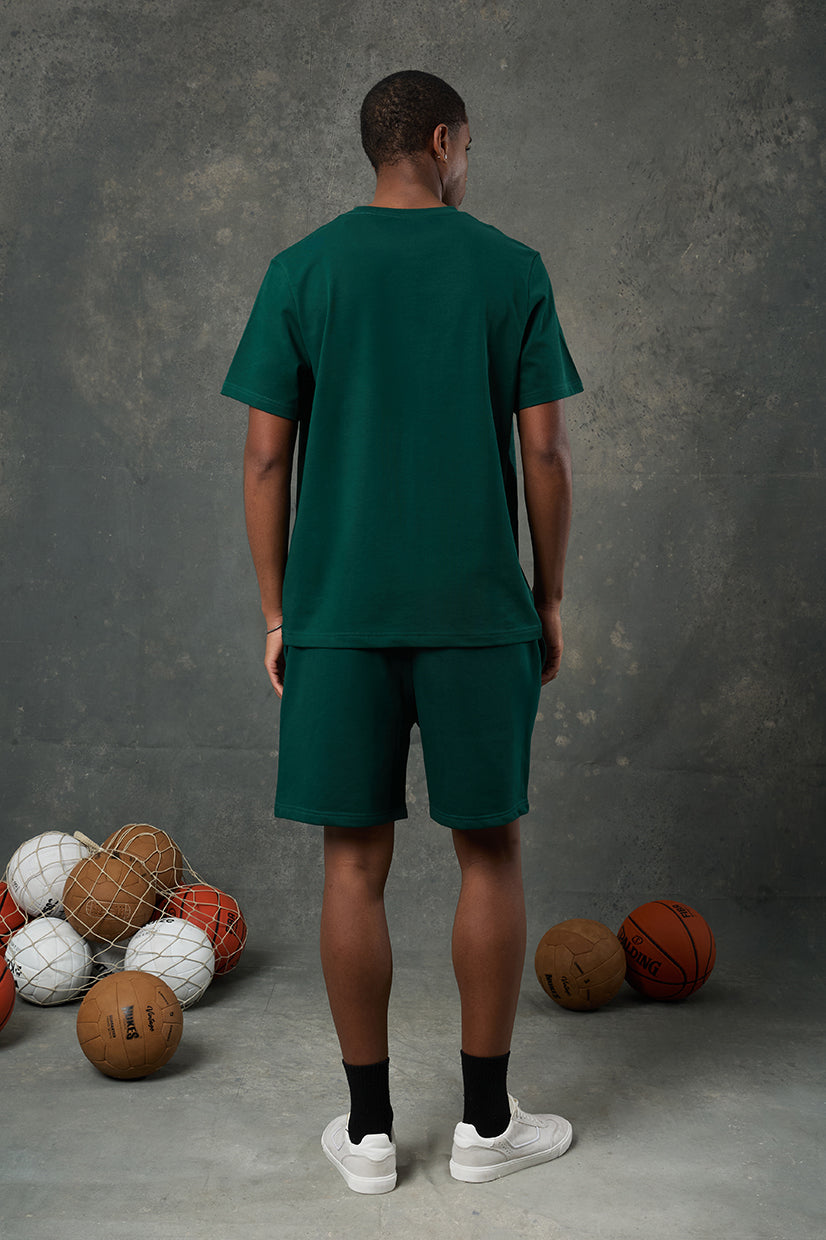 Urban Yeşil Regular Fit T-Shirt, enerjik rengi ve sade tasarımıyla günlük stilinize dinamik bir dokunuş katar. Rahat kalıbı ve yumuşak dokusu sayesinde gün boyu konfor sunarken, şıklığınızdan da ödün vermez.