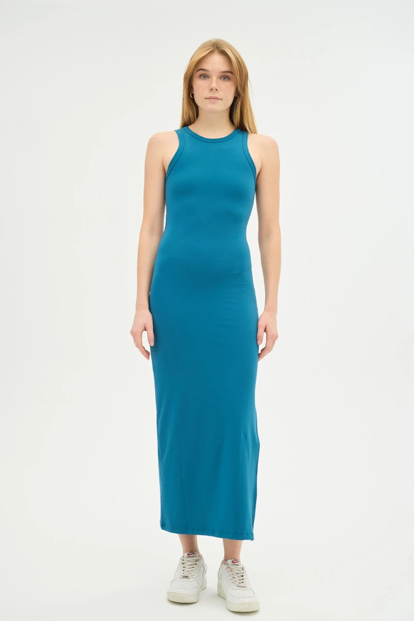 Şıklık ve rahatlığı bir arada sunan Yandan Yırtmaçlı Petrol Mavisi Basic Elbise, minimalist tasarımı ve zarif görünümü ile dikkat çekiyor. Esnek ve nefes alabilir kumaşı sayesinde gün boyu konforlu hissetmenizi sağlar. Yandan yırtmaç detayı ile hareket özgürlüğü sunarken, uzun boy kesimiyle zarif bir duruş kazandırır.