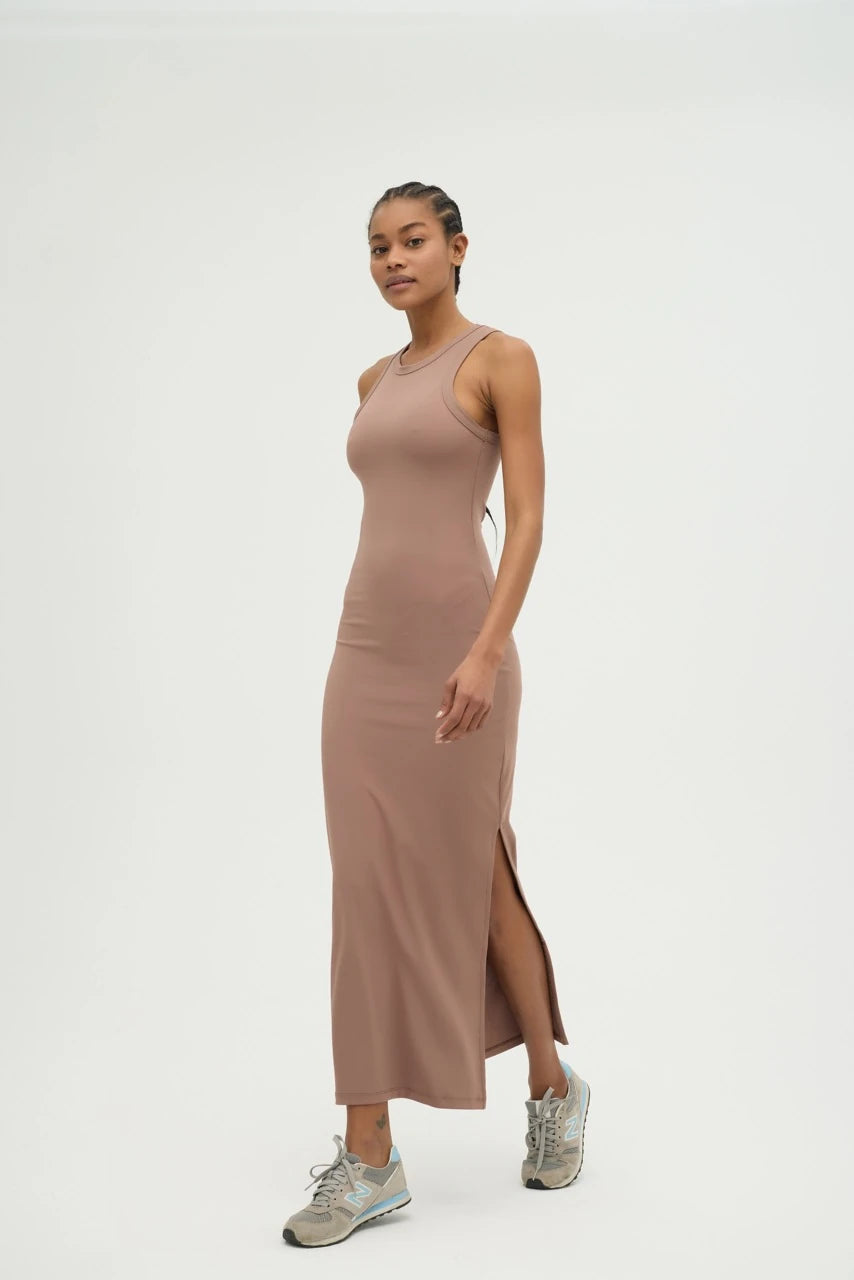 Şıklık ve rahatlığı bir arada sunan Yandan Yırtmaçlı Taba Basic Elbise, minimalist tasarımı ve zarif görünümü ile dikkat çekiyor. Esnek ve nefes alabilir kumaşı sayesinde gün boyu konforlu hissetmenizi sağlar. Yandan yırtmaç detayı ile hareket özgürlüğü sunarken, uzun boy kesimiyle zarif bir duruş kazandırır.