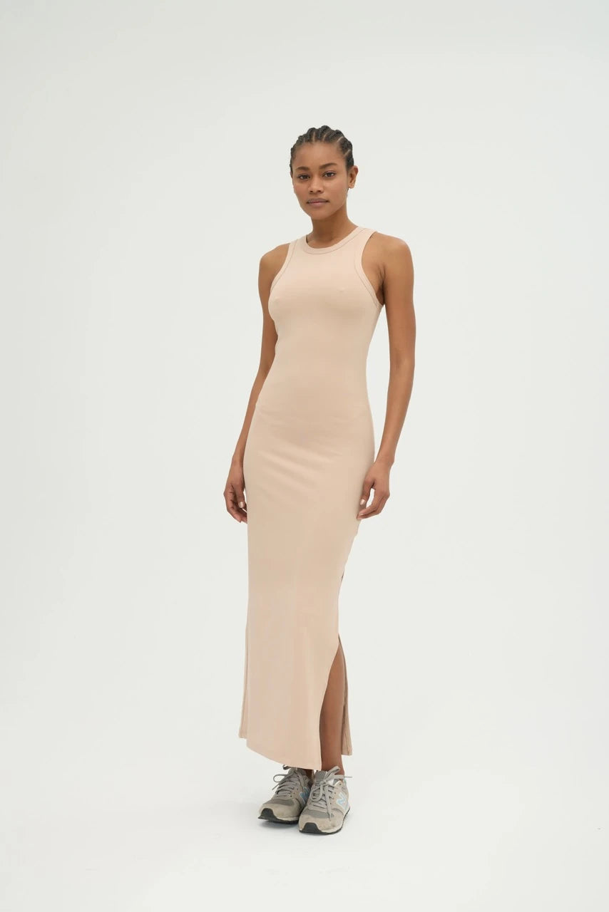 Şıklık ve rahatlığı bir arada sunan Bej Yandan Yırtmaçlı Basic Elbise, minimalist tasarımı ve zarif görünümü ile dikkat çekiyor. Esnek ve nefes alabilir kumaşı sayesinde gün boyu konforlu hissetmenizi sağlar. Yandan yırtmaç detayı ile hareket özgürlüğü sunarken, uzun boy kesimiyle zarif bir duruş kazandırır.