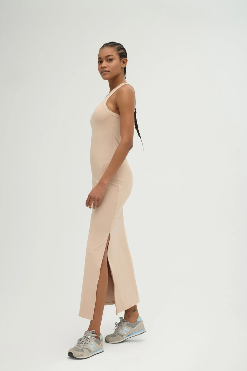 Şıklık ve rahatlığı bir arada sunan Bej Yandan Yırtmaçlı Basic Elbise, minimalist tasarımı ve zarif görünümü ile dikkat çekiyor. Esnek ve nefes alabilir kumaşı sayesinde gün boyu konforlu hissetmenizi sağlar. Yandan yırtmaç detayı ile hareket özgürlüğü sunarken, uzun boy kesimiyle zarif bir duruş kazandırır.