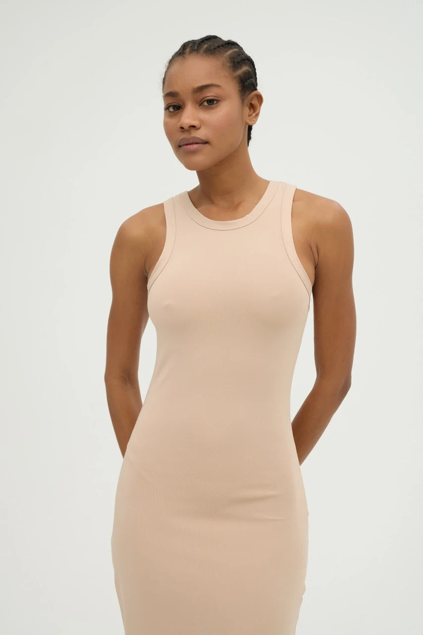 Şıklık ve rahatlığı bir arada sunan Bej Yandan Yırtmaçlı Basic Elbise, minimalist tasarımı ve zarif görünümü ile dikkat çekiyor. Esnek ve nefes alabilir kumaşı sayesinde gün boyu konforlu hissetmenizi sağlar. Yandan yırtmaç detayı ile hareket özgürlüğü sunarken, uzun boy kesimiyle zarif bir duruş kazandırır.