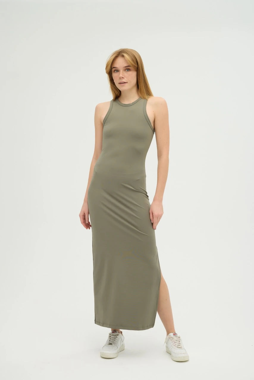 Şıklık ve rahatlığı bir arada sunan Yandan Yırtmaçlı Haki Basic Elbise, minimalist tasarımı ve zarif görünümü ile dikkat çekiyor. Esnek ve nefes alabilir kumaşı sayesinde gün boyu konforlu hissetmenizi sağlar. Yandan yırtmaç detayı ile hareket özgürlüğü sunarken, uzun boy kesimiyle zarif bir duruş kazandırır.