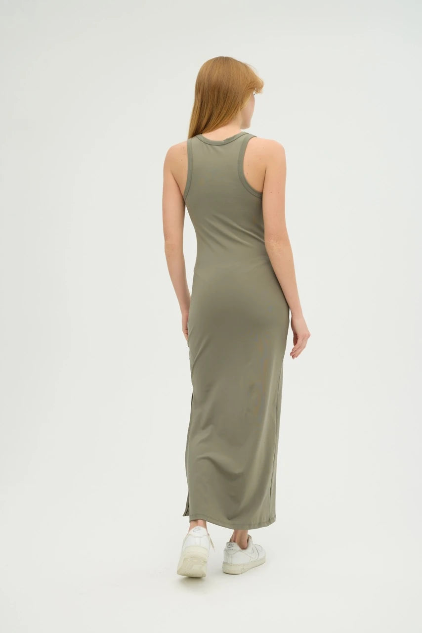 Şıklık ve rahatlığı bir arada sunan Yandan Yırtmaçlı Haki Basic Elbise, minimalist tasarımı ve zarif görünümü ile dikkat çekiyor. Esnek ve nefes alabilir kumaşı sayesinde gün boyu konforlu hissetmenizi sağlar. Yandan yırtmaç detayı ile hareket özgürlüğü sunarken, uzun boy kesimiyle zarif bir duruş kazandırır.